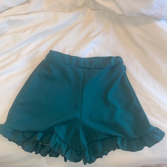 Pretty little thing ruffle shorts - Picture 3 of 5